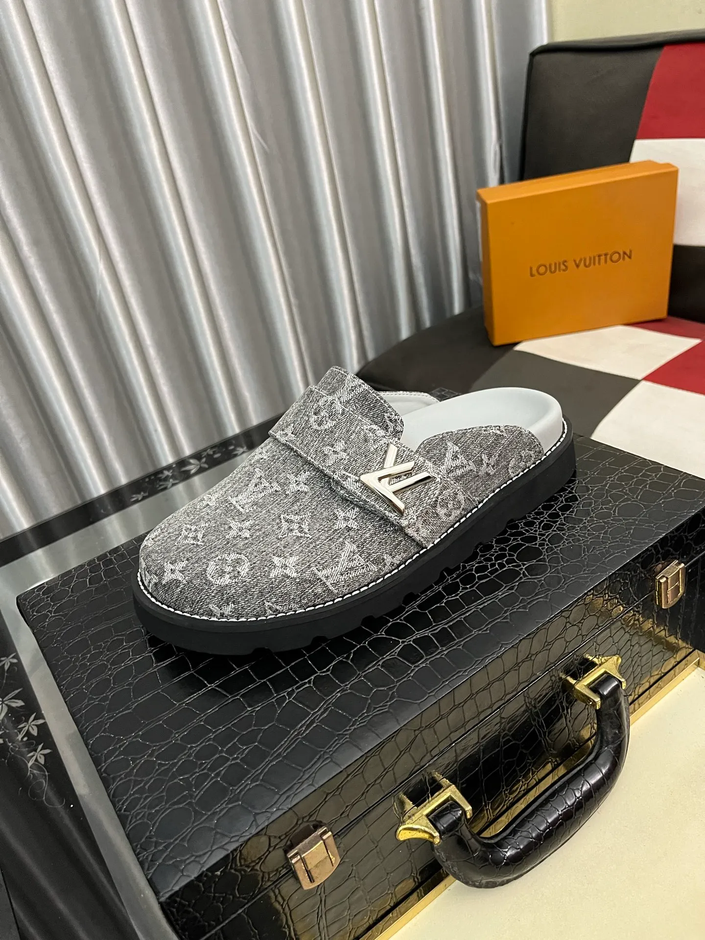 Men's men's shoes 💰420⌚️⌚️lv new Baotou half-slippers winterbreak comfert flat slippers lv letter and monogram floral embellished leather pattern, with sheepskin lining, suitable for indoor and outdoor wear. The water table is made of high-density foam material, which is light and comfortable. The sole has a certain thickness and the anti-aging effect is also good! Premium size: 38-444️⃣Colors available